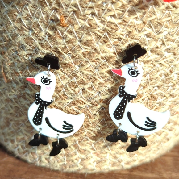 NWT/IP: (unbranded) 🦆👔🎩👞🪿 FASHION DUCK🪿👞🎩👔🦆acrylic dangle earrings - Picture 5 of 6